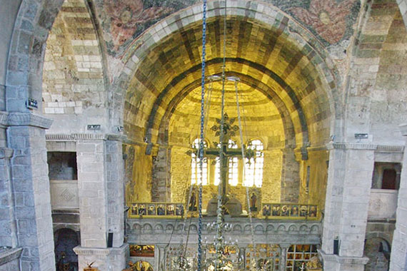 Το εσωτερικό του ναού στην Εκατονταπυλιανή